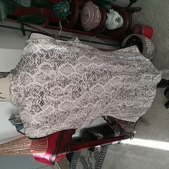 Ladies top - Picture 2 of 2